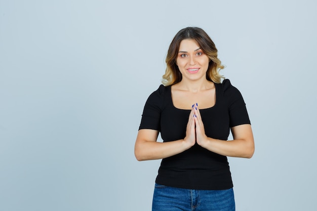 Foto gratuita mujer joven expresiva posando