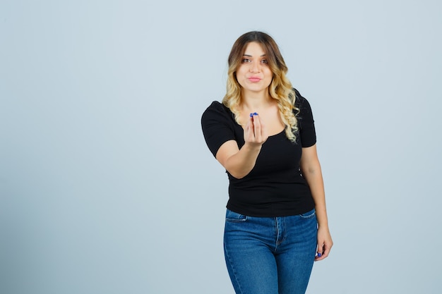 Mujer joven expresiva posando