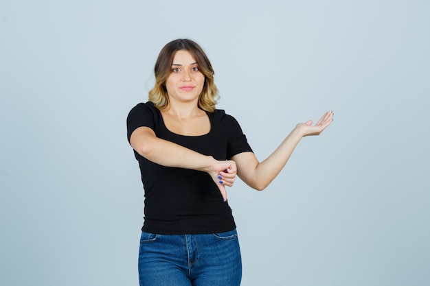 Mujer joven expresiva posando