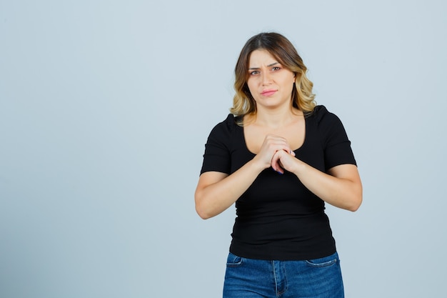 Mujer joven expresiva posando