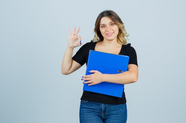 Mujer joven expresiva posando