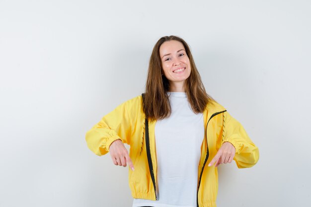 Mujer joven expresiva posando