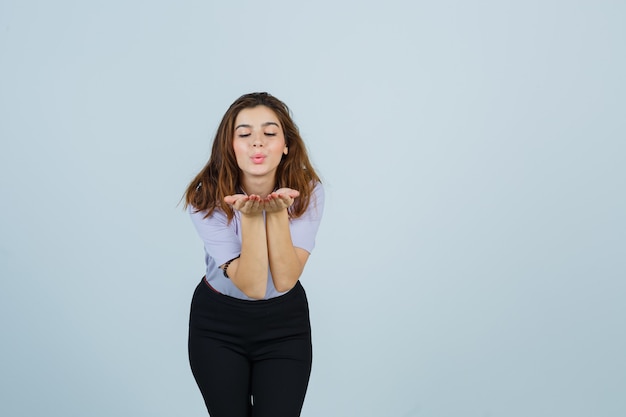 Mujer joven expresiva posando