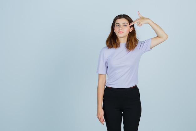 Mujer joven expresiva posando