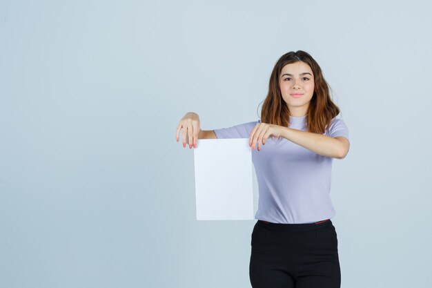 Foto gratuita mujer joven expresiva posando