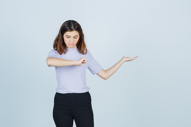 Mujer joven expresiva posando