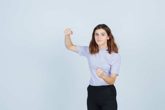 Mujer joven expresiva posando