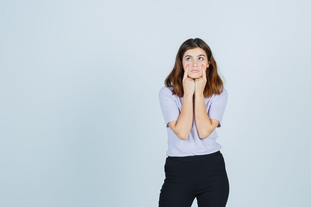 Mujer joven expresiva posando