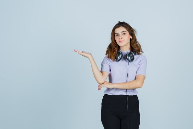 Mujer joven expresiva posando