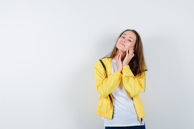 Mujer joven expresiva posando