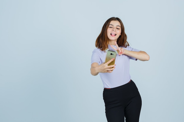 Mujer joven expresiva posando