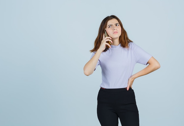 Mujer joven expresiva posando