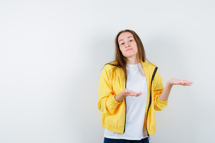 Foto gratuito mujer joven expresiva posando