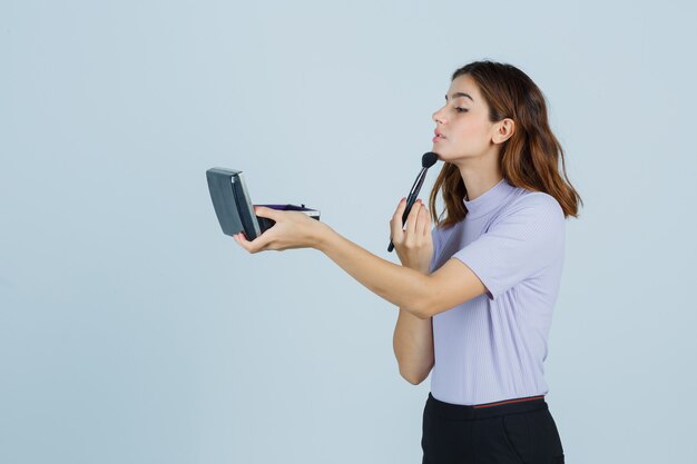 Mujer joven expresiva posando