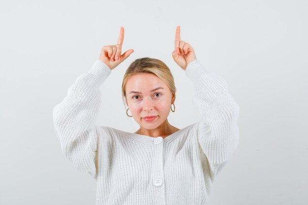 Mujer joven expresiva posando