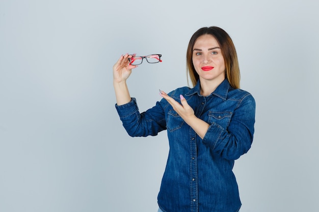 Foto gratuita mujer joven expresiva posando