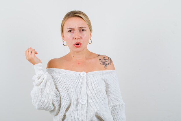 Mujer joven expresiva posando