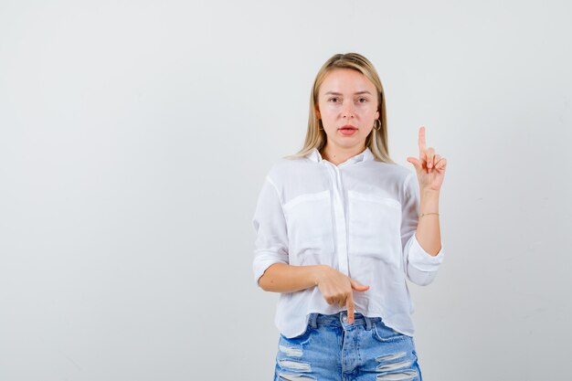 Mujer joven expresiva posando