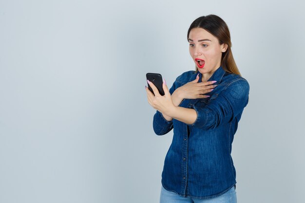 Mujer joven expresiva posando