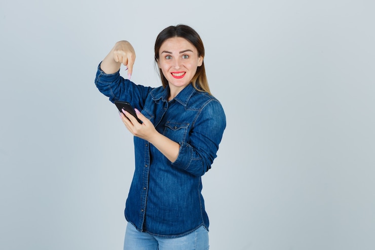 Foto gratuito mujer joven expresiva posando