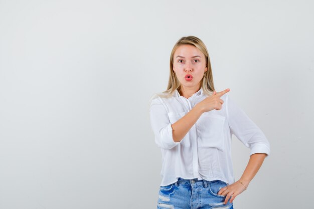 Mujer joven expresiva posando