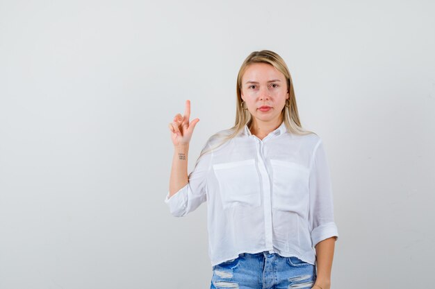 Mujer joven expresiva posando