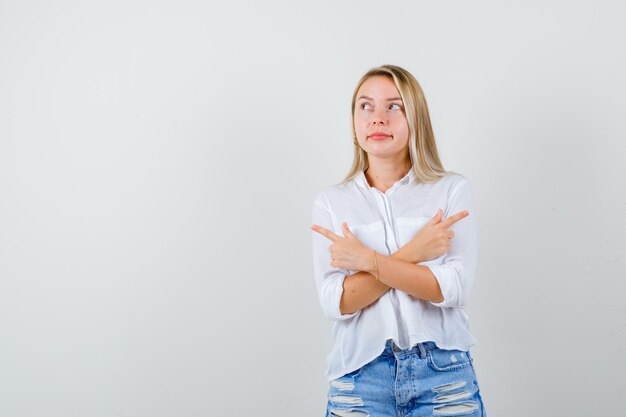 Mujer joven expresiva posando