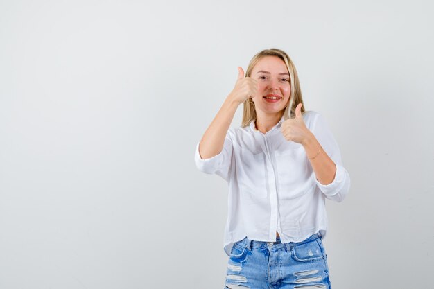 Mujer joven expresiva posando