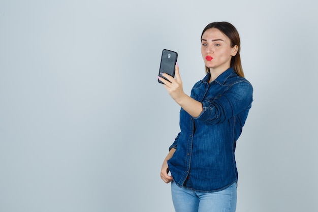 Mujer joven expresiva posando