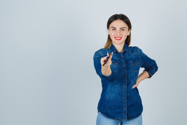 Mujer joven expresiva posando