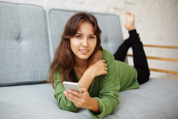 Mujer joven expresiva posando