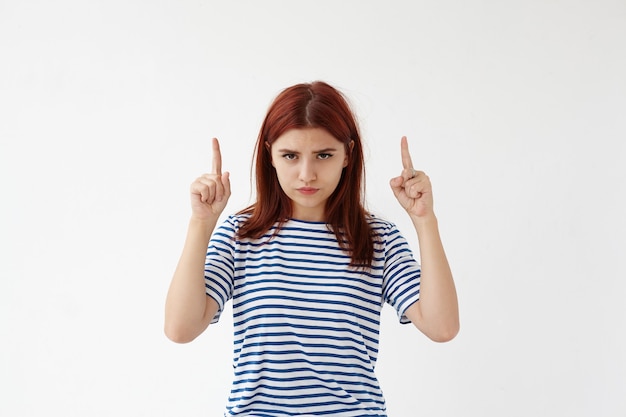 Mujer joven expresiva posando