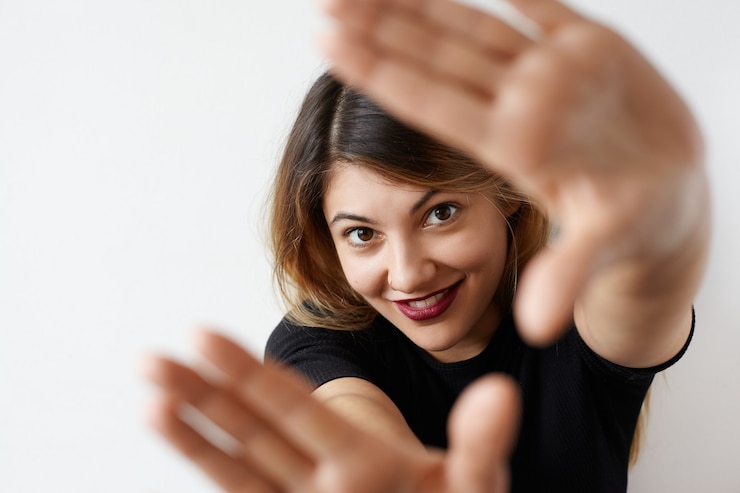 Foto gratuito mujer joven expresiva posando