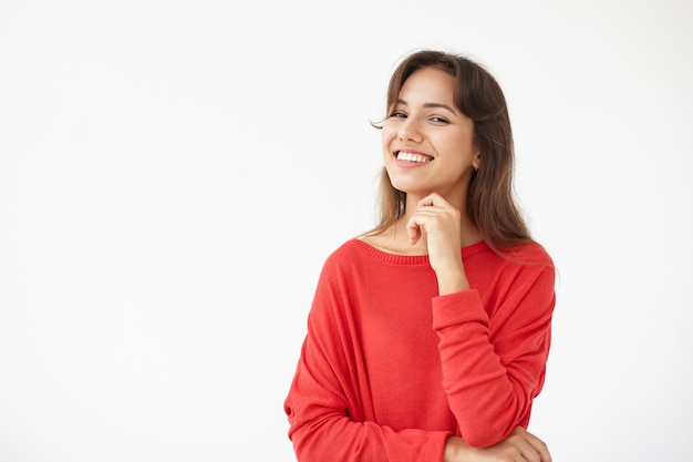 Mujer joven expresiva posando