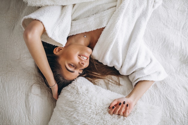 Foto gratuita mujer joven, extensión, en cama