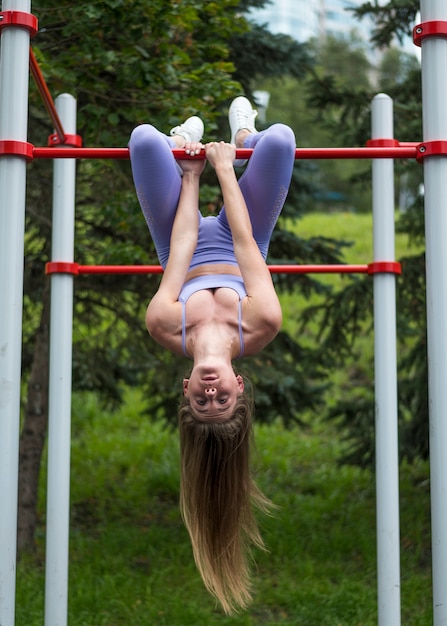 Mujer joven, extensión, tiro largo