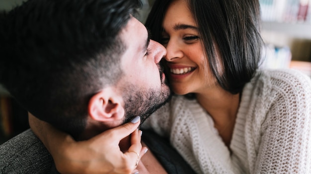 Foto gratuita mujer joven feliz amando a su novio