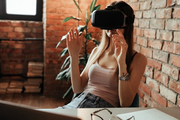 Mujer joven feliz con auriculares Vr. Jugando en casa