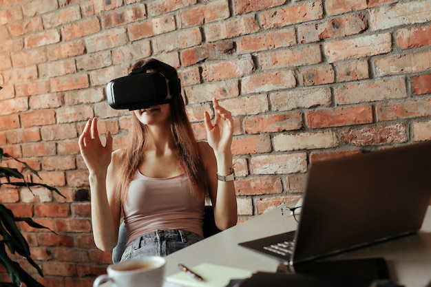 Mujer joven feliz con auriculares Vr. Jugando en casa