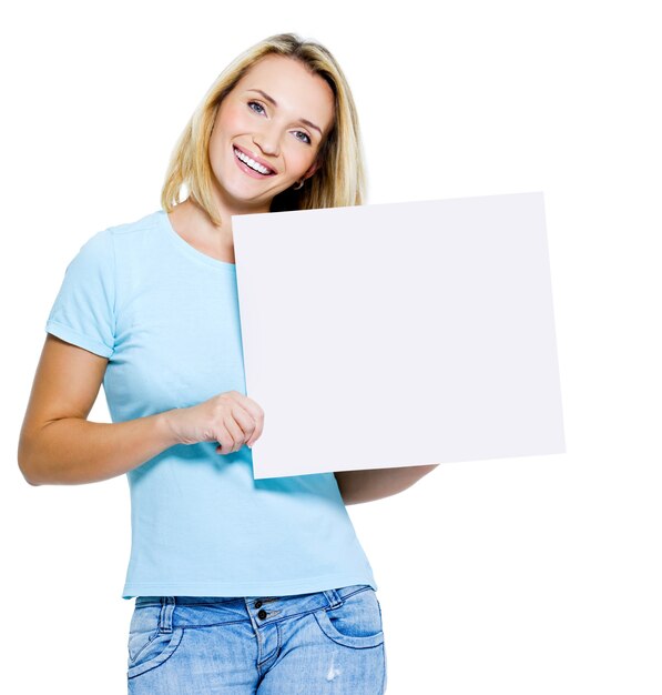 Mujer joven feliz con banner blanco aislado en blanco