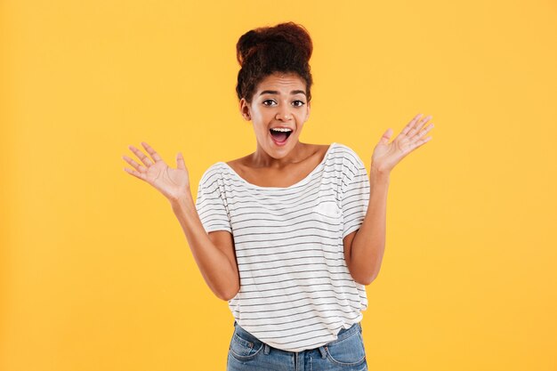 Mujer joven feliz con la boca abierta sonriendo