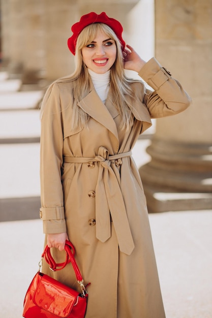 Foto gratuita mujer joven feliz en boina francesa roja