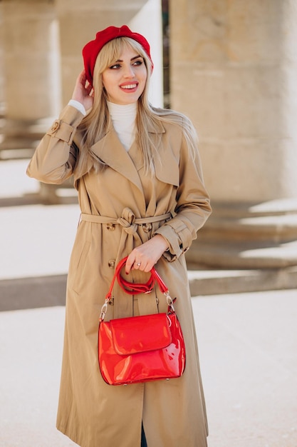 Mujer joven feliz en boina francesa roja