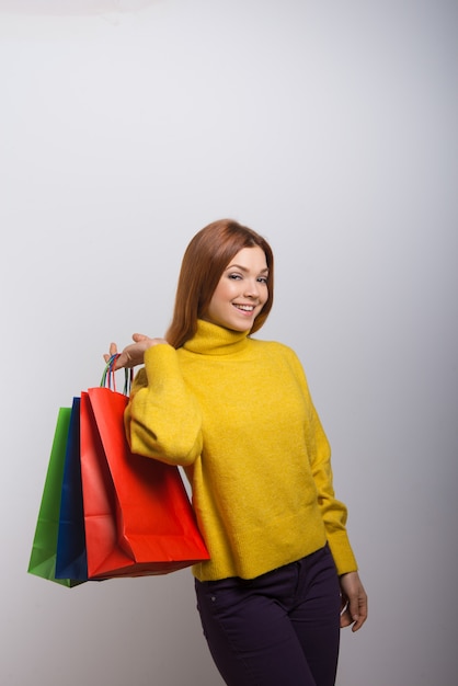 Mujer joven feliz con bolsas de compras