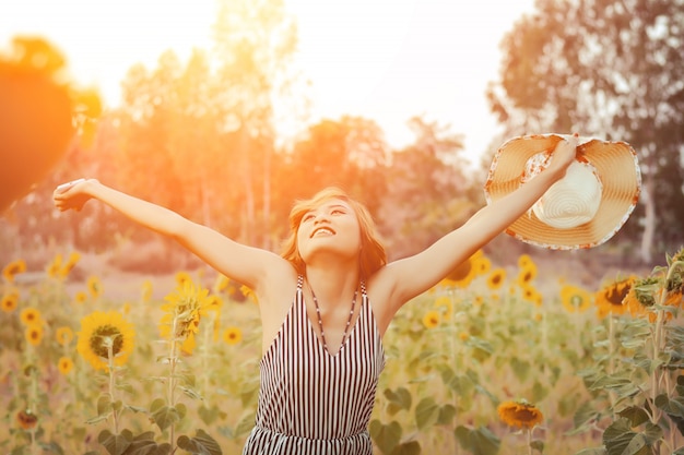 Mujer joven feliz con los brazos abiertos