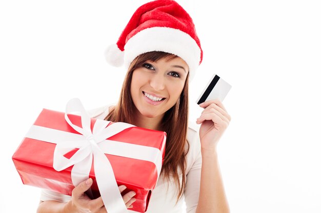 Mujer joven feliz con caja de regalo roja y tarjeta de crédito