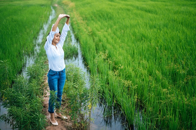 Mujer joven feliz en un campo verde en un día soleado