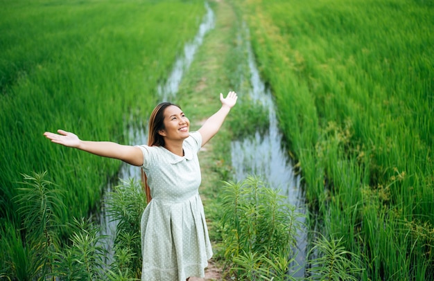 Mujer joven feliz en un campo verde en un día soleado