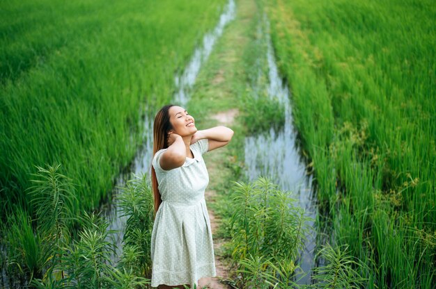 Mujer joven feliz en un campo verde en un día soleado