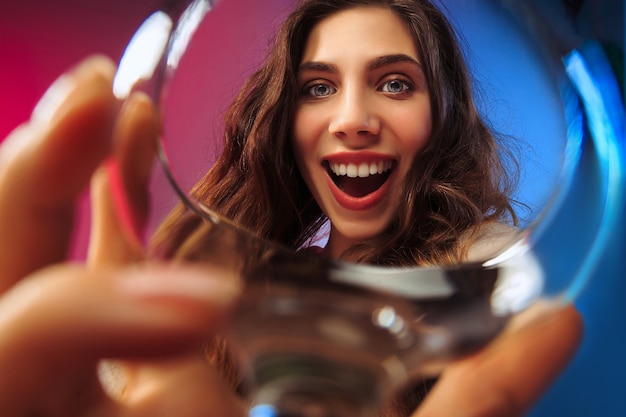 mujer joven feliz. Cara linda mujer emocional. Vista desde el cristal